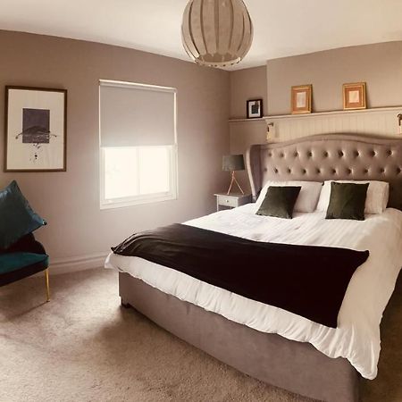3 Bedroom Luxury Apartment Main Street קאשל מראה חיצוני תמונה
