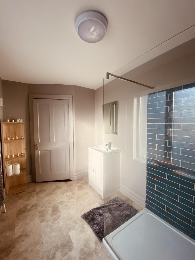 3 Bedroom Luxury Apartment Main Street קאשל מראה חיצוני תמונה