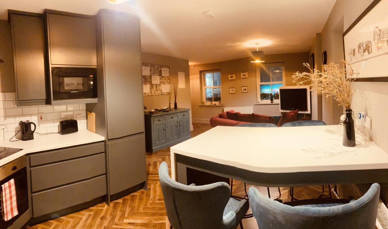 3 Bedroom Luxury Apartment Main Street קאשל מראה חיצוני תמונה